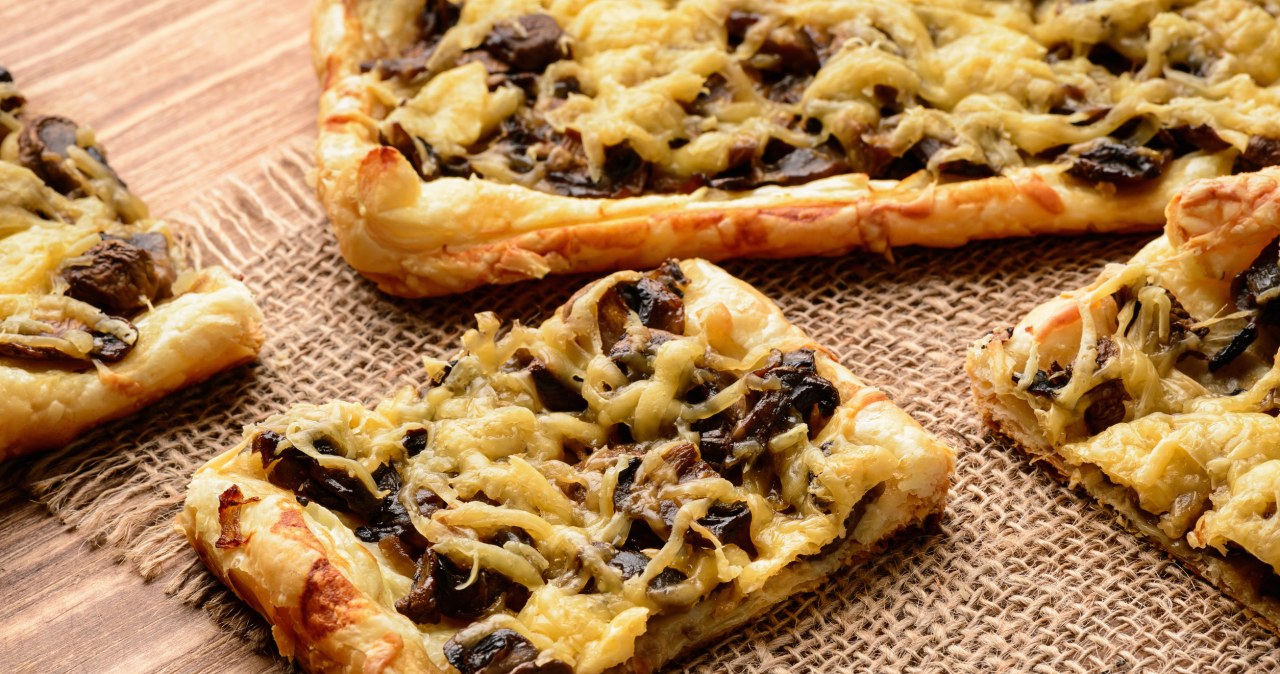 Minipizzerinki z pieczarkami robi się wyjątkowo szybko /olbann /123RF/PICSEL
