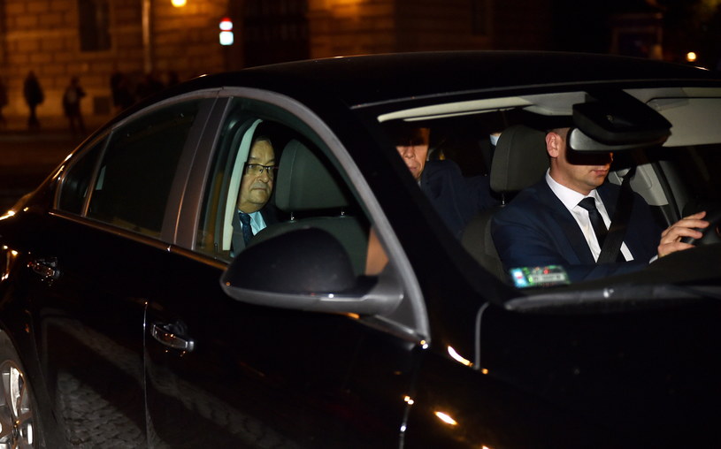 Minister Adamczyk chce zniechęcić Polaków do samochodów. Na zdjęciu wjeżdża na Wawel /Jacek Bednarczyk /PAP