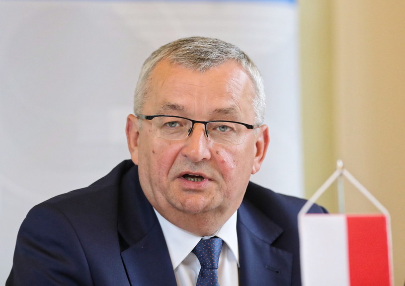 Minister Adamczyk zapewnia, że decyzja nie została jeszcze podjęta / 	Grzegorz Momot    /PAP