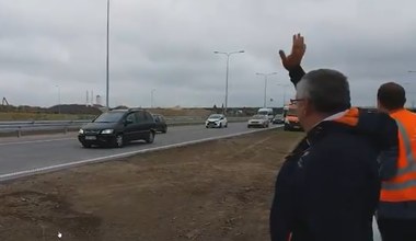 Minister Andrzej Adamczyk macha do kierowców