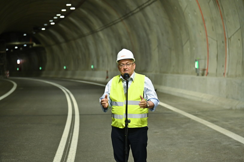 Minister Andrzej Adamczyk na budowie tunelu w Świnoujściu /	Marcin Bielecki   /PAP