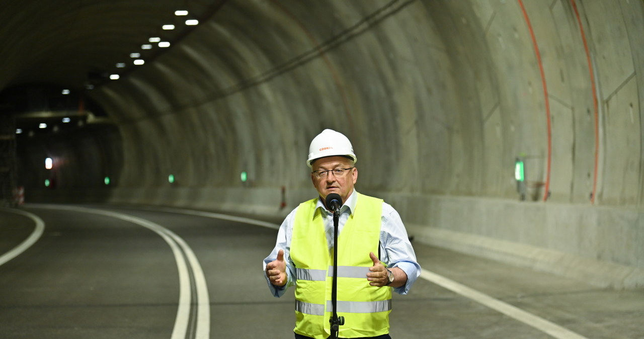 Minister Andrzej Adamczyk na budowie tunelu w Świnoujściu /	Marcin Bielecki   /PAP