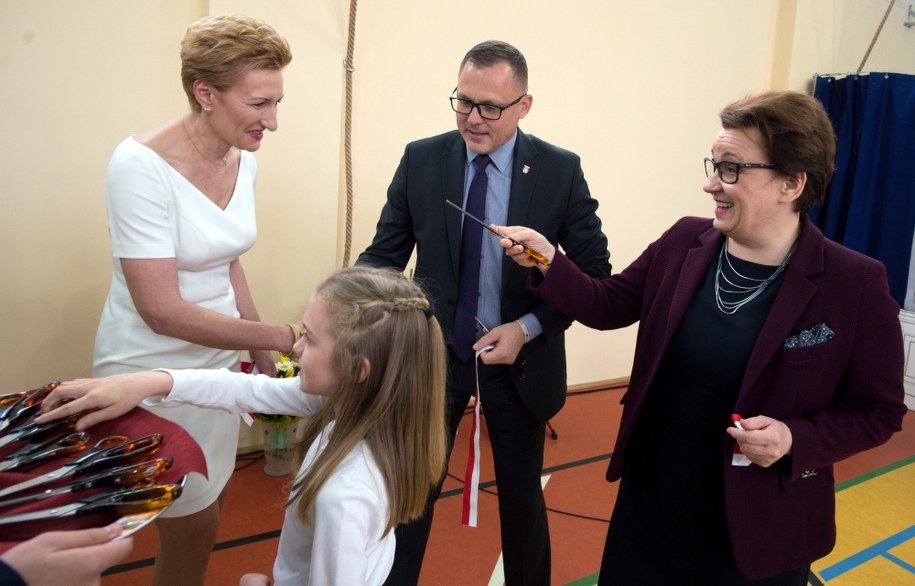 Minister Anna Zalewska, dyrektor szkoły Renata Sobczak oraz prezydent Sieradza Paweł Osiewała podczas otwarcia sali gimnastycznej w Szkole Podstawowej Integracyjnej nr 8 w Sieradzu /Grzegorz Michałowski /PAP