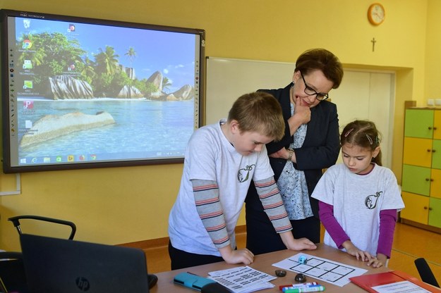 Minister Anna Zalewska podczas lekcji, z udziałem uczniów z klasy III szkoły podstawowej / 	Marcin Obara  /PAP