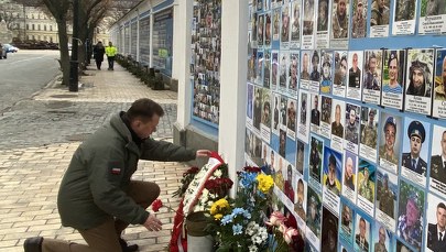 Minister Błaszczak ukląkł przed flagą UPA? MON zaprzecza