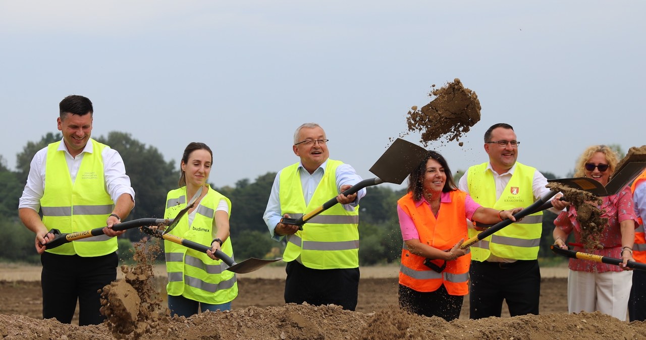 Minister chwycił za łopatę. "Na tę chwilę mieszkańcy czekali 20 lat" Fot. @MI_GOV_PL / Twitter /