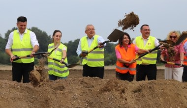 Minister chwycił za łopatę. "Na tę chwilę mieszkańcy czekali 20 lat"