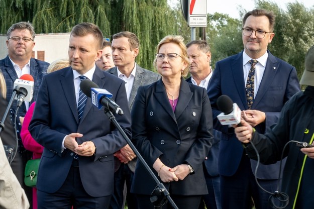 Minister-członek Rady Ministrów Łukasz Schreiber (2L), minister klimatu i środowiska Anna Moskwa (C) i zastępca prezesa Narodowego Funduszu Ochrony Środowiska i Gospodarki Wodnej Sławomir Mazurek (P) /Tytus Żmijewski /PAP