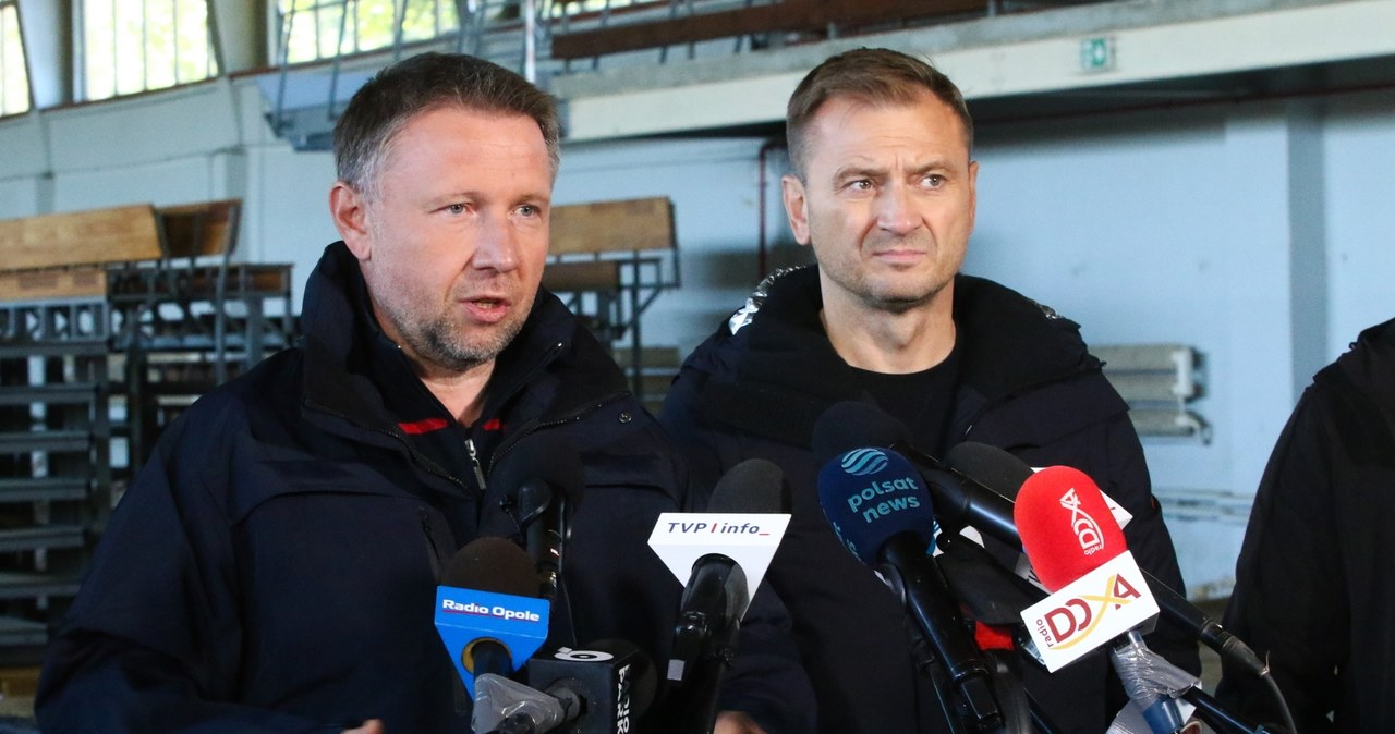 Minister - członek Rady Ministrów, pełnomocnik rządu ds. odbudowy po powodzi Marcin Kierwiński (L) oraz minister sportu i turystyki Sławomir Nitras (P) podczas konferencji w Hali OSiR „Obuwnik” w Prudniku /Krzysztof Świderski /PAP