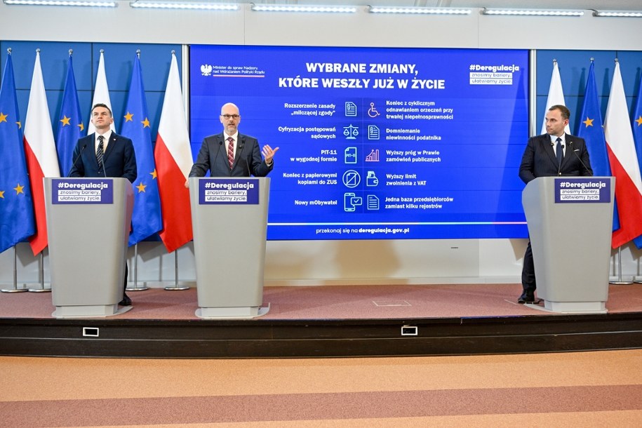 Minister ds. nadzoru nad wdrażaniem polityki rządu Maciej Bere, koordynator projektu SprawdzaMy Adam Malinowski oraz rzecznik rządu Adam Szłapka Warszawa, 20 lutego 2026 /Radek Pietruszka /PAP