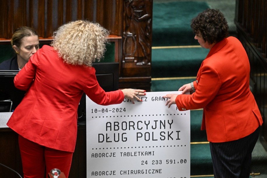 Minister ds. równości Katarzyna Kotula (L) i posłanka Lewicy Anna Maria Żukowska (P) na sali obrad Sejmu w Warszawie /Radek Pietruszka /PAP