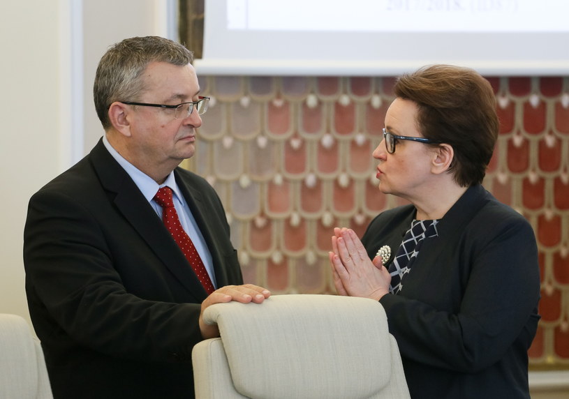 Minister edukacji Anna Zalewska w rozmowie z ministrem infrastruktury Andrzejem Adamczykiem /Paweł Supernak /PAP