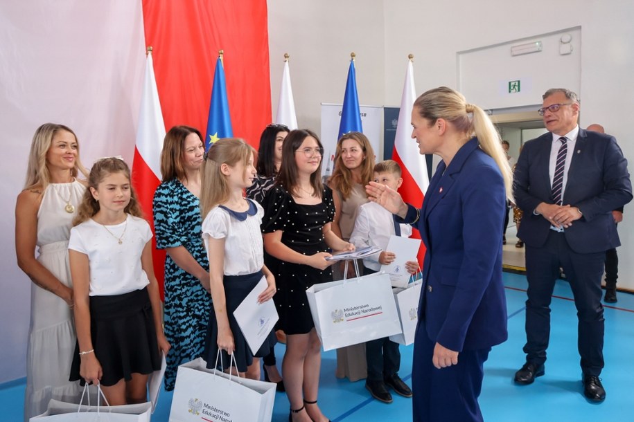 Minister edukacji Barbara Nowacka i burmistrz Nysy Kordian Kolbiarz podczas uroczystości ogólnopolskiego zakończenia roku szkolnego 2024/2025 w SP nr 5 w Nysie. /Krzysztof Świderski /PAP