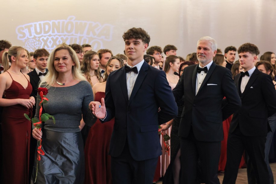 Minister edukacji Barbara Nowacka oraz maturzysta Antoni Łuczak podczas tradycyjnego poloneza /Marian Zubrzycki /PAP