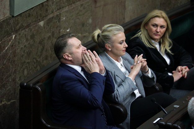 Minister edukacji i nauki Przemysław Czarnek (L) na sali obrad Sejmu w Warszawie /Tomasz Gzell /PAP