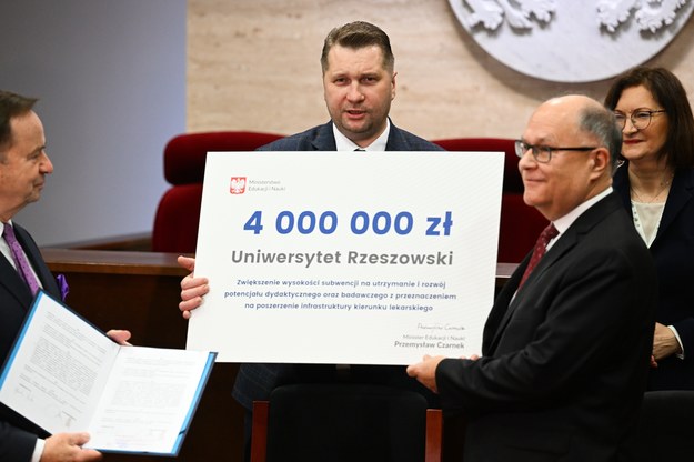 Minister Edukacji i Nauki Przemysław Czarnek przekazał UR czek na rozwój kierunku lekarskiego /PAP