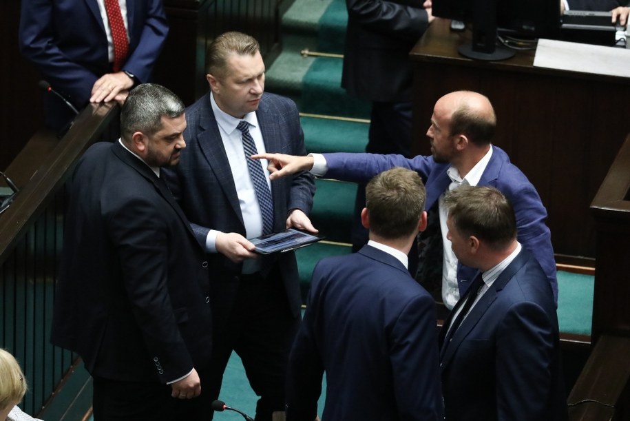 Minister edukacji i nauki Przemysław Czarnek, przewodniczący KP KO Borys Budka oraz poseł PiS Krzysztof Sobolewski na sali obrad Sejmu w Warszawie /Tomasz Gzell /PAP