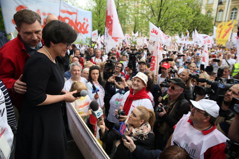 Minister edukacji Joanna Kluzik-Rostkowska wyszła do uczestników manifestacji "S" oświatowej przed KPRM w Warszawie /Tomasz Gzell /PAP