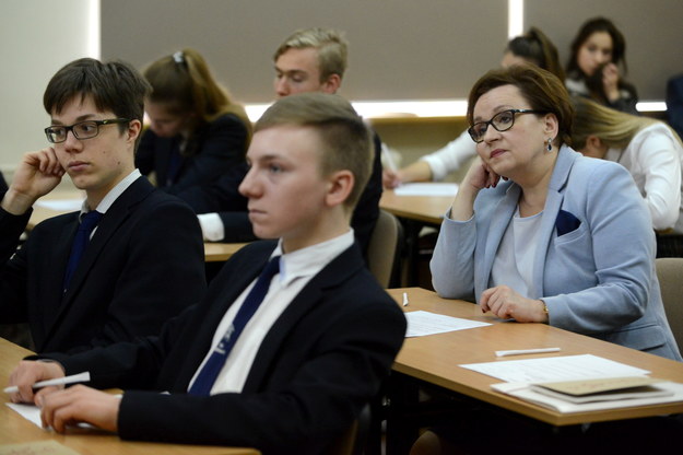 Minister edukacji narodowej Anna Zalewska (po prawej) podczas lekcji historii zorganizowanej w ramach obchodów "Roku dla Niepodległej" / PAP/Jakub Kamiński /PAP