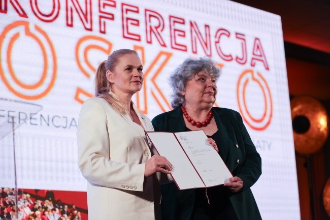 Minister edukacji narodowej Barbara Nowacka (L) i małopolska kuratorka oświaty Gabriela Olszowska (P) /Art Service /PAP