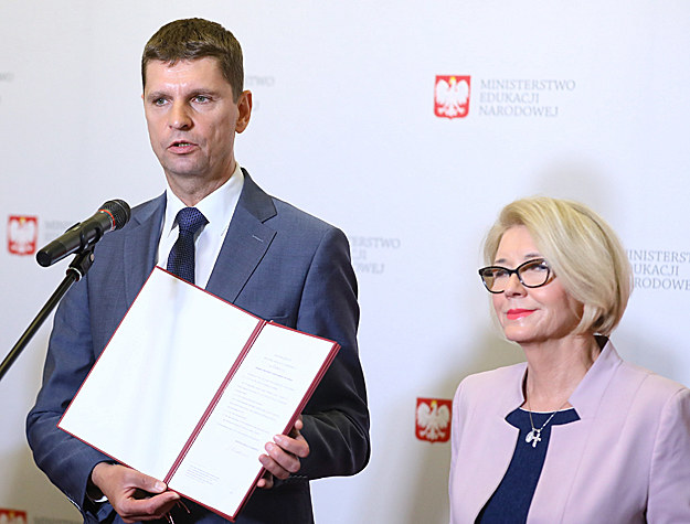 Minister edukacji narodowej Dariusz Piontkowski (C) oraz sekretarz stanu Marzena Machałek (P) /PAP