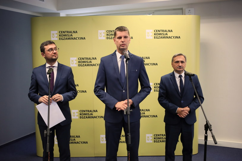 Minister edukacji narodowej Dariusz Piontkowski oraz podsekretarz stanu w MEN Maciej Kopeć i dyrektor CKE Marcin Smolik podczas konferencji prasowej / 	Leszek Szymański    /PAP