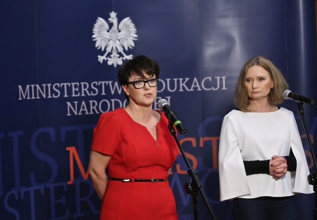 Minister edukacji narodowej Joanna Kluzik-Rostkowska (po lewej) i Maria Lorek, która jest odpowiedzialna za przygotowanie darmowego podręcznika dla pierwszoklasistów /Rafał Guz /PAP