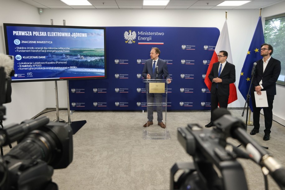 Minister energii Miłosz Motyka oraz wiceminister Wojciech Wrochna na konferencji prasowej /Albert Zawada /PAP