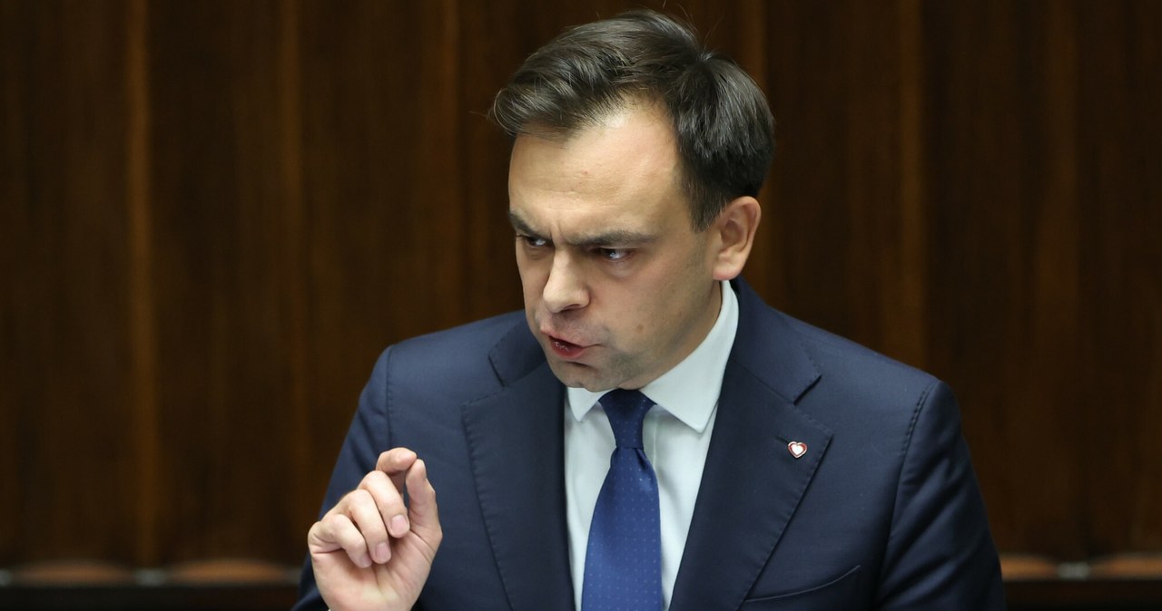 Minister finansów Andrzej Domański i kierowany przez niego resort dementują doniesienia o propozycji podwyżki płacy minimalnej w 2026 r. do kwoty 4670,70 zł brutto. MF proponuje, by najniższa pensja wzrosła do 4806 zł brutto /Andrzej Iwańczuk /Reporter