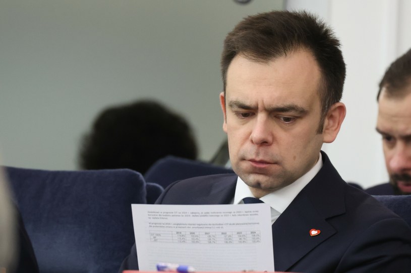 Minister finansów Andrzej Domański mógł zarządzić przyspieszenie zwrotów nadpłaconego VAT w grudniu - spekulują ekonomiści /Reporter