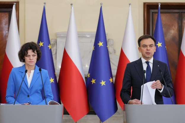 Minister finansów Andrzej Domański (P) i wiceszefowa resortu Hanna Majszczyk (L) /Paweł Supernak /PAP