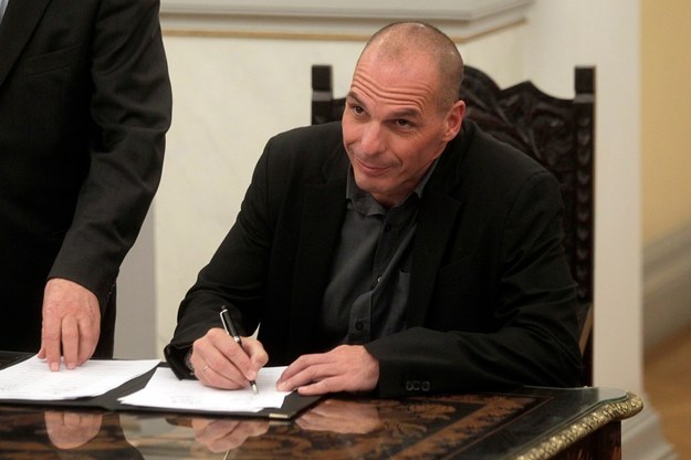 Minister finansów Grecji Janis Warufakis składa podpis pod aktem zaprzysiężenia rządu /ORESTIS PANAGIOTOU /PAP/EPA