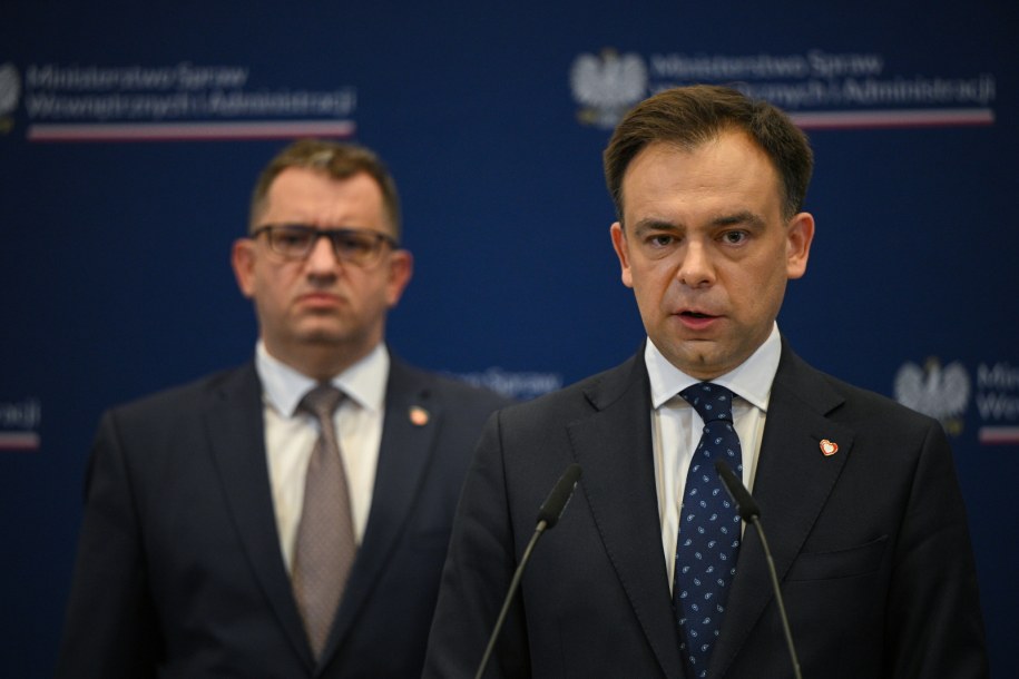 Minister finansów i gospodarki Andrzej Domański (P) oraz sekretarz stanu w Ministerstwie Finansów, Szef Krajowej Administracji Skarbowej Marcin Łoboda (L) /Marcin Obara /PAP