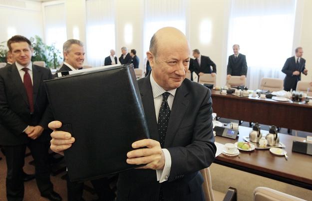 Minister finansów Jacek Rostowski (C) trzyma teczkę z dokumentami podczas posiedzenia rządu /PAP