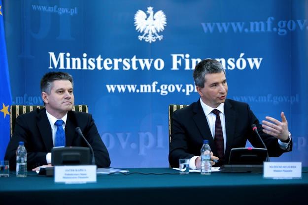 Minister finansów Mateusz Szczurek (P) i wiceminister finansów Jacek Kapica (L) /PAP
