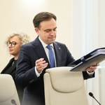 Minister finansów nie kryje radości. Ekonomiści studzą entuzjazm