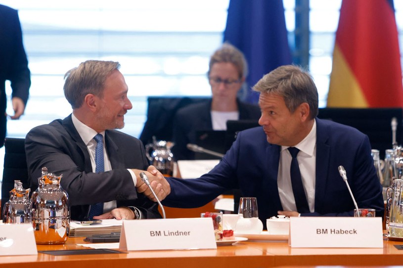 Minister finansów Niemiec Christian Lindner (L) i minister gospodarki i ochrony klimatu Robertowi Habeckowi (P) /Michele Tantussi /AFP