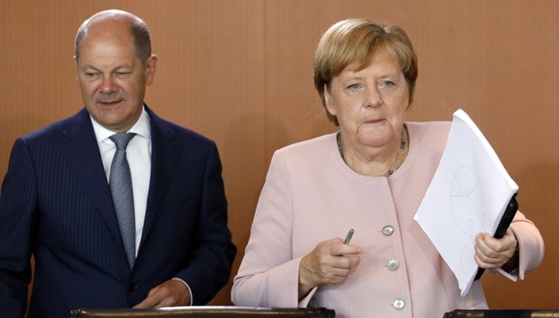 Minister finansów Olaf Scholz i kanclerz Angela Merkel /Felipe Trueba /PAP/EPA