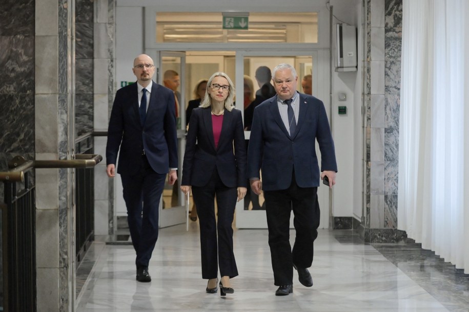 Minister finansów Teresa Czerwińska (C), prezes NBP  Adam Glapiński (P) oraz p.o. przewodniczący Komisji Nadzoru Finansowego Marcin Pachucki (L) / 	Jakub Kamiński    /PAP