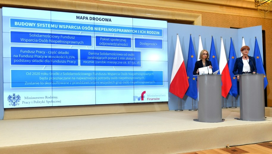 Minister finansów Teresa Czerwińska i minister rodziny, pracy i polityki społecznej Elżbieta Rafalska podczas konferencji prasowej po posiedzeniu rządu /Bartłomiej  Zborowski /PAP
