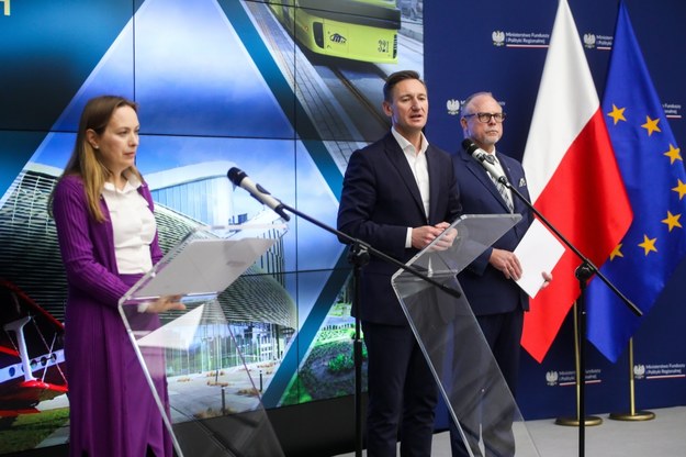 Minister funduszy i polityki regionalnej Katarzyna Pełczyńska-Nałęcz (L), wiceminister tego resortu Jacek Protas (P) i marszałek województwa zachodniopomorskiego Olgierd Geblewicz (C) podczas konferencji prasowej nt. "Wsparcie z funduszy europejskich dla samorządów"