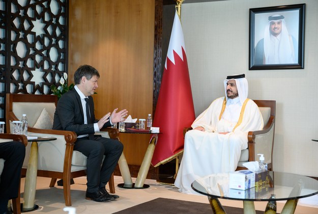 Minister gospodarki Niemiec Robert Habeck podczas spotkania z emirem Kataru /BERND VON JUTRCZENKA /PAP/DPA