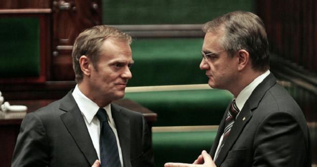 Minister gospodarki Waldemar Pawlak (P) i premier Donald Tusk /AFP