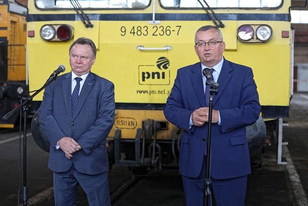 Minister infrastruktury Andrzej Adamczyk (P) oraz prezes PKP Polskie Linie Kolejowe Ireneusz Merchel /PAP