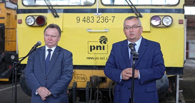 Minister infrastruktury Andrzej Adamczyk (P) oraz prezes PKP Polskie Linie Kolejowe Ireneusz Merchel /PAP