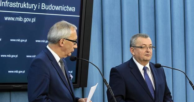 Minister infrastruktury Andrzej Adamczyk (P), wiceminister Kazimierz Smoliński. Fot. S. Kamiński /AGENCJA GAZETA