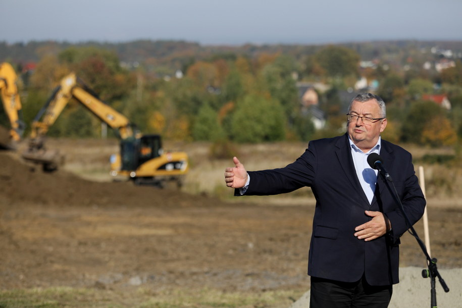 Minister infrastruktury Andrzej Adamczyk podczas wizyty na węźle Suchy Potok w Bielsko-Białej /Tomasz Wiktor /PAP