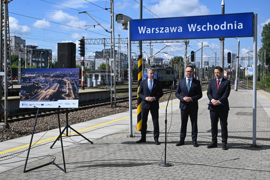 Minister infrastruktury Dariusz Klimczak (C), prezydent stolicy Rafał Trzaskowski (P) oraz prezes spółki PKP PLK Piotr Wyborski (L) na briefingu prasowym na peronie dworca Warszawa Wschodnia /Darek Delmanowicz /PAP