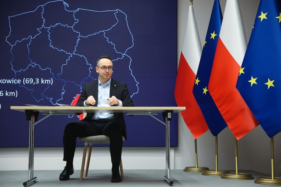 Minister infrastruktury Dariusz Klimczak na briefingu prasowym w Małopolskim Urzędzie Wojewódzkim w Krakowie. /	Łukasz Gągulski /PAP