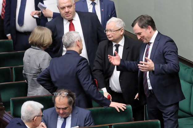 Minister Jacek Sasin, prezes PiS Jarosław Kaczyński i minister sprawiedliwości Zbigniew Ziobro w Sejmie /Wojciech Olkuśnik /PAP